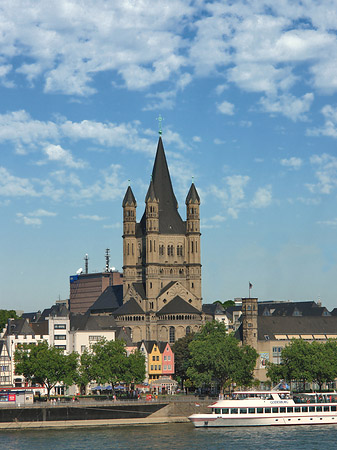 Fotos Schiff fährt an Groß St.Martin vorbei | Köln