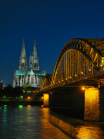 Kölner Dom hinter der Hohenzollernbrücke Fotos