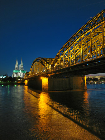 Kölner Dom hinter der Hohenzollernbrücke Foto 