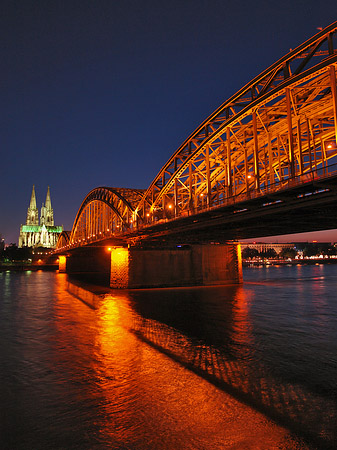 Kölner Dom hinter der Hohenzollernbrücke Foto 