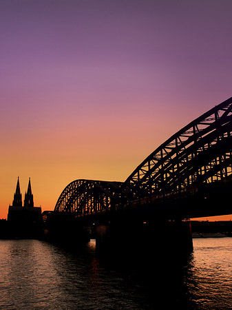 Foto Kölner Dom hinter der Hohenzollernbrücke - Köln