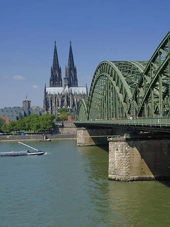 Foto Schiff unter der Hohenzollernbrücke - Köln