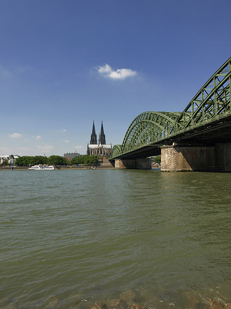 Schiff unter der Hohenzollernbrücke Foto 