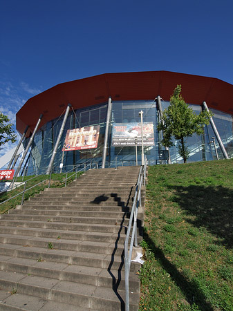 Kölnarena auf der Treppe