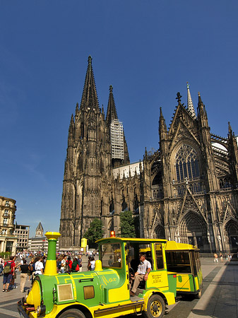 Bimmelbahn fährt zum Kölner Dom Foto 