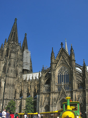 Bimmelbahn fährt zum Kölner Dom Foto 