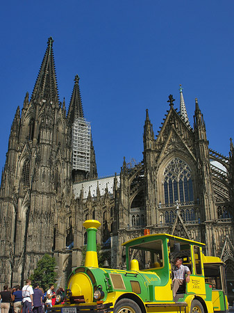 Bimmelbahn fährt zum Kölner Dom Fotos