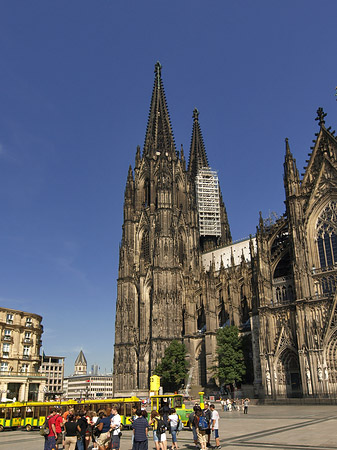 Bimmelbahn fährt zum Kölner Dom Fotos