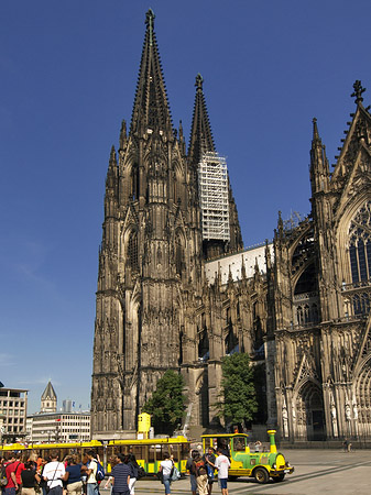 Bimmelbahn fährt zum Kölner Dom Foto 