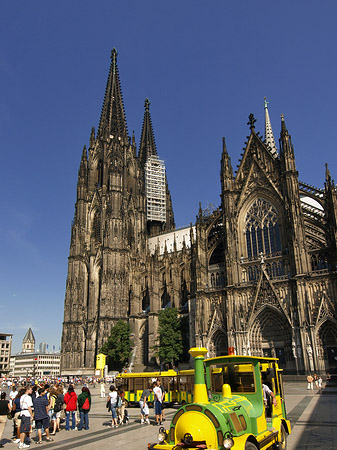 Bimmelbahn fährt zum Kölner Dom Foto 