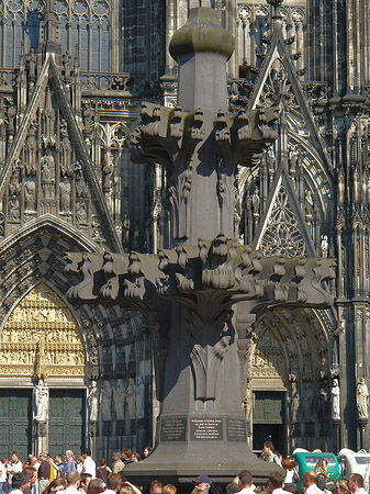 Kreuzblume vor dem Kölner Dom Fotos