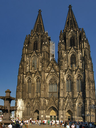 Foto Touristen tummeln sich vor Kölner Dom - Köln