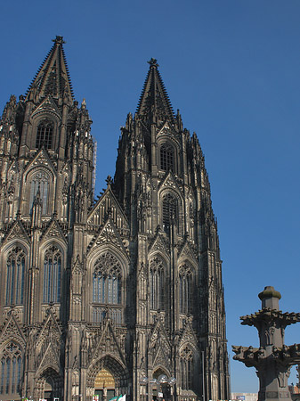 Touristen tummeln sich vor Kölner Dom