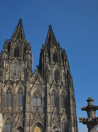 Fotos Touristen tummeln sich vor Kölner Dom | Köln