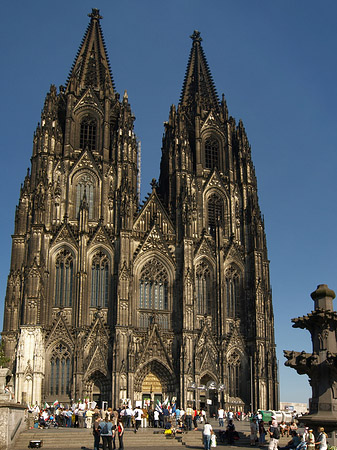 Fotos Touristen tummeln sich vor Kölner Dom