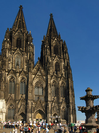 Fotos Touristen tummeln sich vor Kölner Dom | Köln