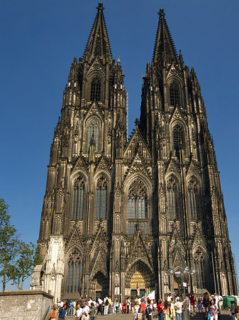 Fotos Touristen tummeln sich vor Kölner Dom