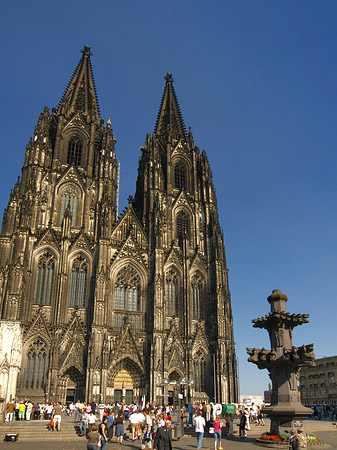 Foto Touristen tummeln sich vor Kölner Dom - Köln