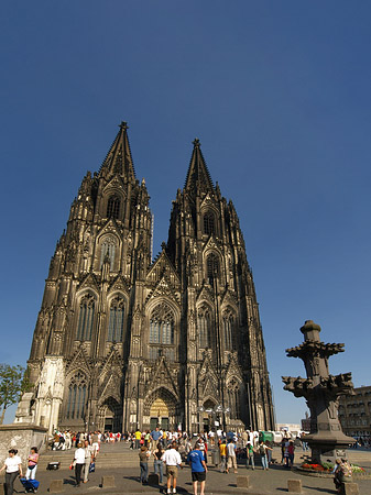 Touristen tummeln sich vor Kölner Dom Fotos