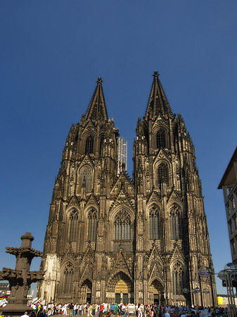 Touristen tummeln sich vor Kölner Dom Foto 