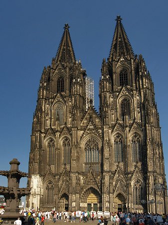 Fotos Touristen tummeln sich vor Kölner Dom