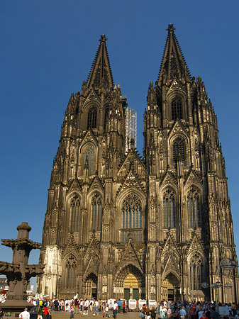 Fotos Touristen tummeln sich vor Kölner Dom