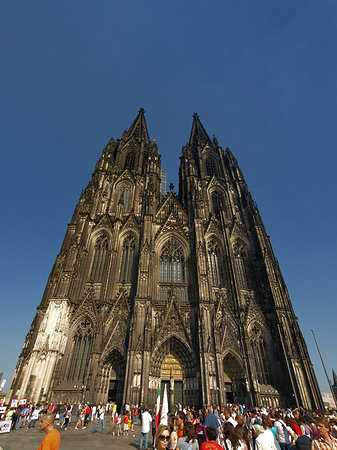 Fotos Touristen tummeln sich vor Kölner Dom