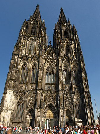 Fotos Touristen tummeln sich vor Kölner Dom