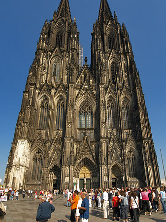 Touristen tummeln sich vor Kölner Dom Fotos