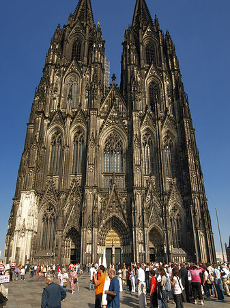 Foto Touristen tummeln sich vor Kölner Dom