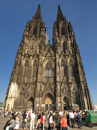 Fotos Touristen tummeln sich vor Kölner Dom | Köln