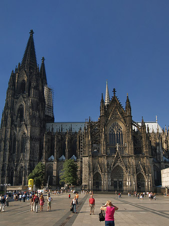 Foto Touristen tummeln sich vor Kölner Dom - Köln