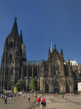 Fotos Touristen tummeln sich vor Kölner Dom | Köln