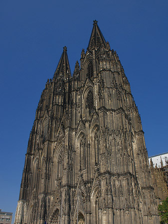 Touristen tummeln sich vor Kölner Dom Foto 