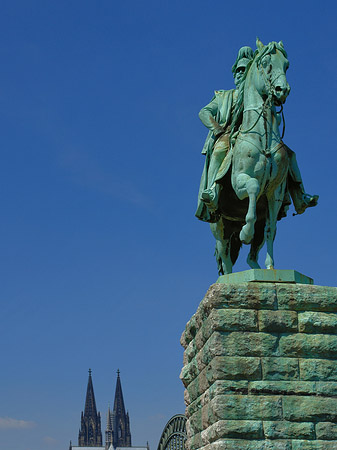 Fotos Kölner Dom mit Reiterstatue