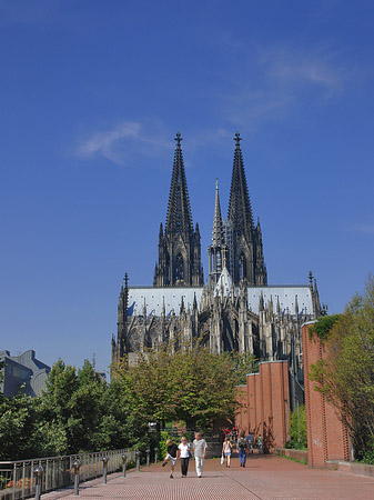 Touristen auf dem Weg zum Kölner Dom Foto 