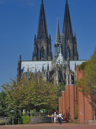 Touristen auf dem Weg zum Kölner Dom