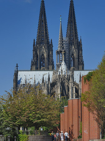 Touristen auf dem Weg zum Kölner Dom