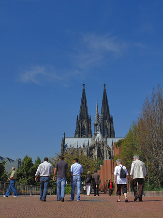 Foto Touristen auf dem Weg zum Kölner Dom - Köln