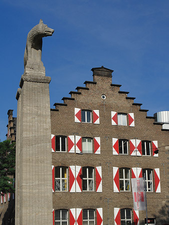 Wolfsstatue und Stadtmuseum