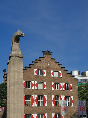 Wolfsstatue und Stadtmuseum