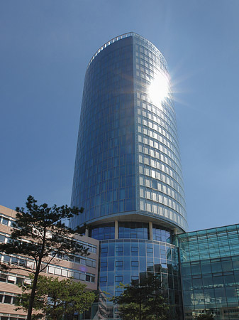 Foto Triangelturm hinter Häusern - Köln