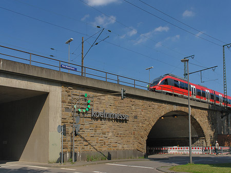 KölnMesse-Schild an Hochbrücke Foto 