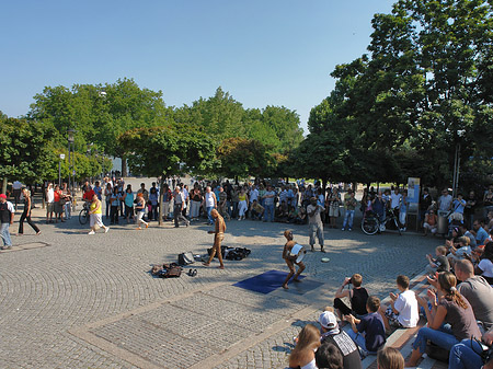 Straßenkünstler auf dem Heinrich-Böll-Platz