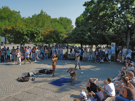 Straßenkünstler auf dem Heinrich-Böll-Platz Foto 