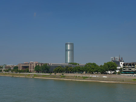 Foto Hohenzollernbrücke führt zum Kennedyufer - Köln