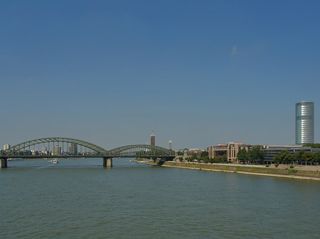 Fotos Hohenzollernbrücke führt zum Kennedyufer | Köln