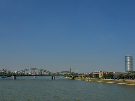 Fotos Hohenzollernbrücke führt zum Kennedyufer | Köln