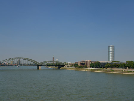 Hohenzollernbrücke reicht ans Kennedyufer Foto 