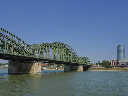 Foto Hohenzollernbrücke reicht ans Kennedyufer